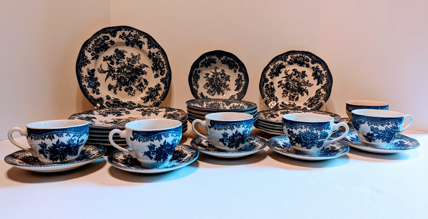 Johnson Brothers Dinnerware Set (30) Discontinued. From 2001-2004
